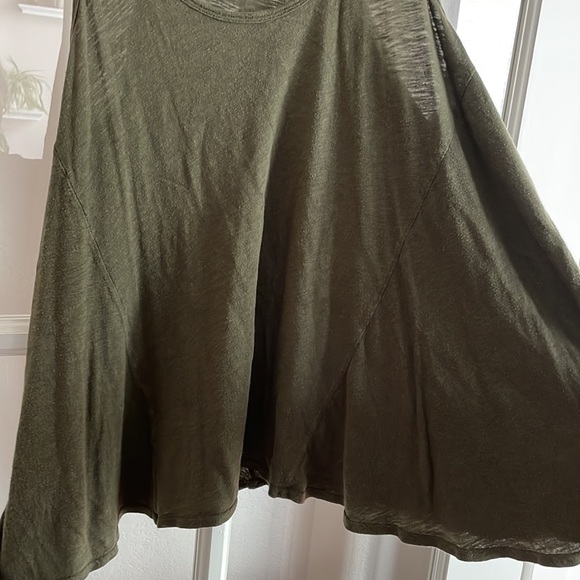 Flowy scoop neck green tank top - Picture 4 of 4